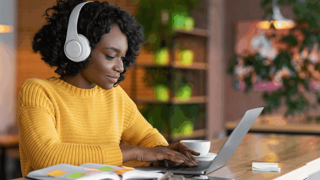 Illustration of an online HR training course on a laptop screen, symbolizing digital learning and professional development.